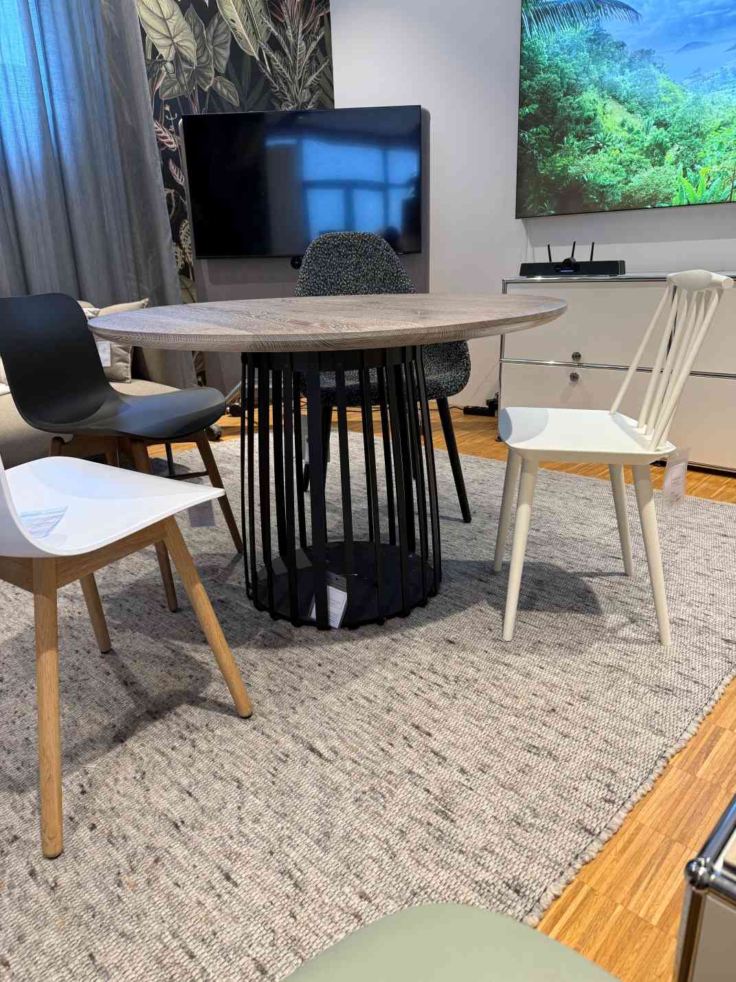 BC 07 Basket Tisch Rund EICHE GERÄUCHERT WEISS ROHEFFEKT Janua AUSSTELLUNGSSTÜCK