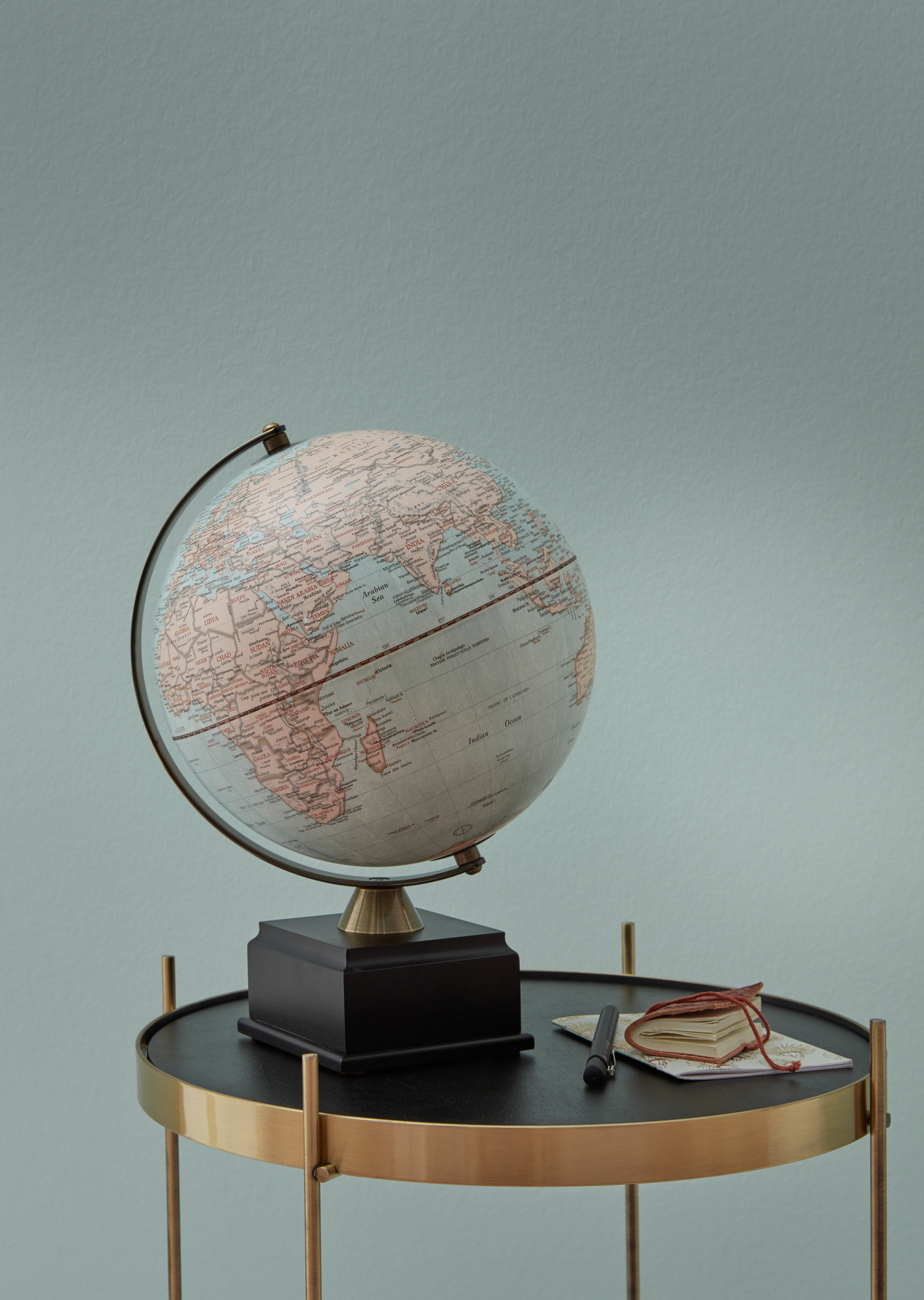 Globus Antique Monument Emform auf Beistelltisch: Dekorative Weltkugel mit antikem Design für stilvolles Wohnen.