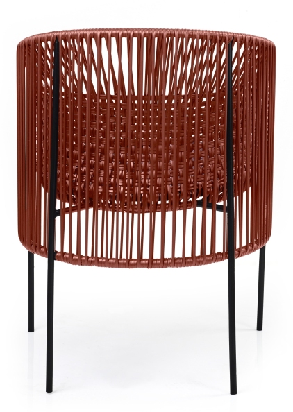 Caribe Chic Stuhl: Detailansicht des Outdoor-Stuhls mit braunem Geflecht und schwarzen Beinen.