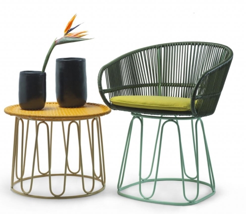 Circo Dining Chair, olivgrüner Outdoor Stuhl mit pastellgrünem Gestell und gelbem Sitzkissen.