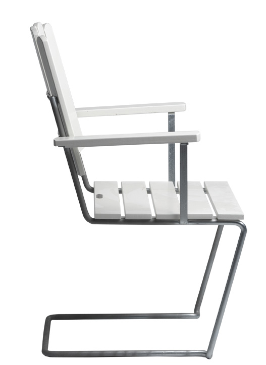Armlehnstuhl A2 von Grythyttan Stalmöbler, Seitenansicht. Weiß lackiertes Eichenholz mit Stahlgestell. Gartenstuhl, Outdoor-Möbel.