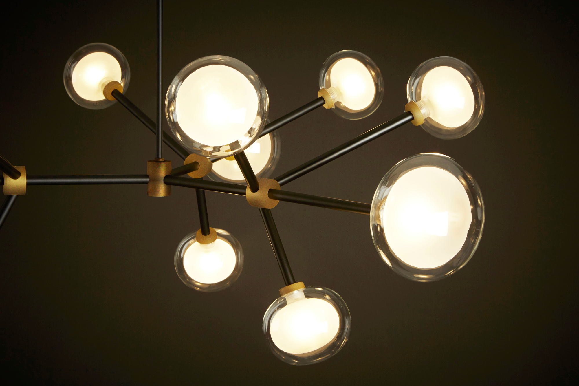 Nabila Pendelleuchte mit zwölf Glasleuchten, modernes Design für Wohnzimmer und Esszimmer.