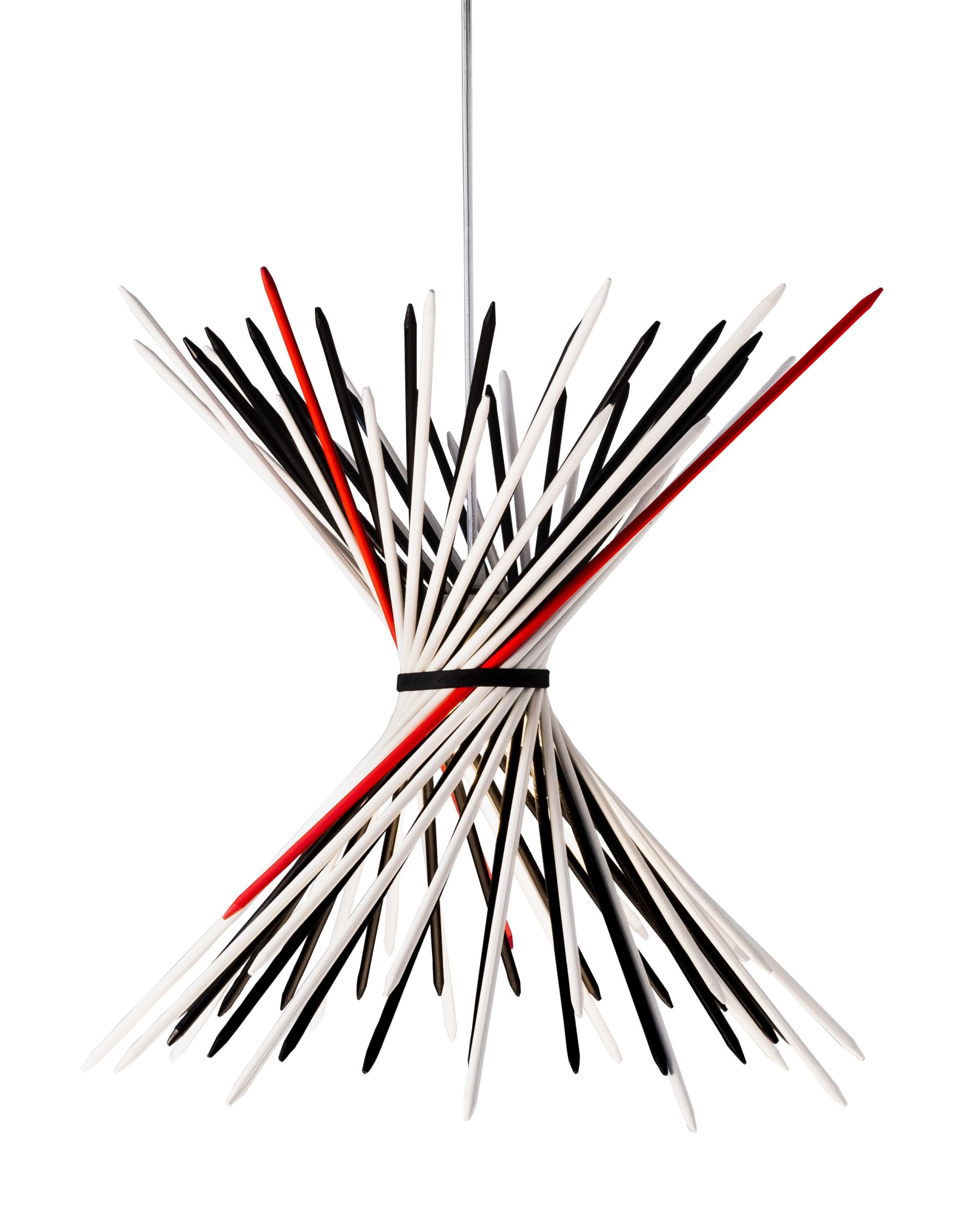Pic-A-Stic Pendelleuchte von Ingo Maurer: Design Lampe mit schwarzen, weißen und roten Stäben.