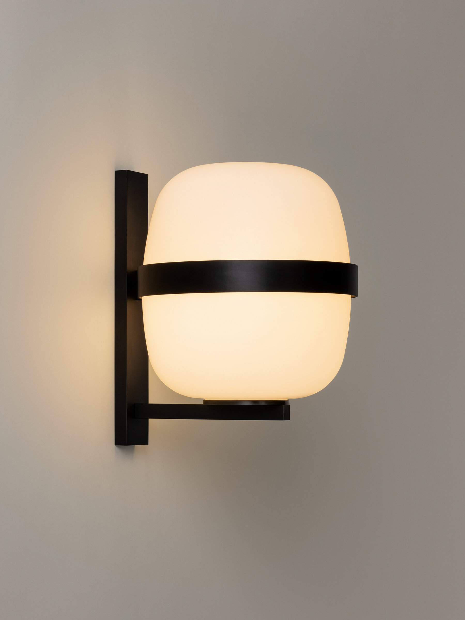 Wally Cesta Wandleuchte von Santa & Cole in Schwarz, moderne Innenbeleuchtung mit warmem Licht.