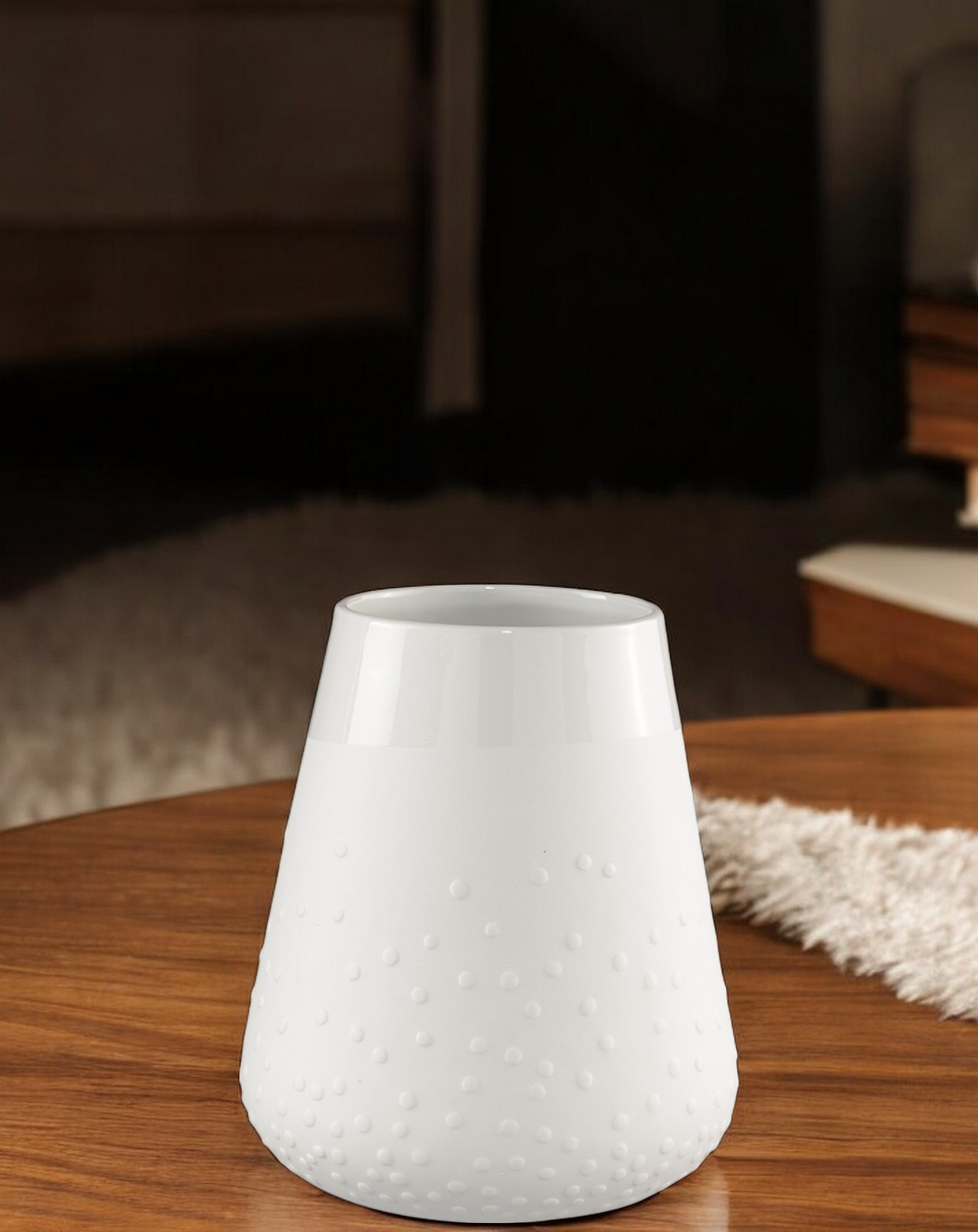 Weiße Zuhause Poesie Vase mit Punktmuster auf einem Holztisch, moderne Porzellanvase für Wohnkultur.