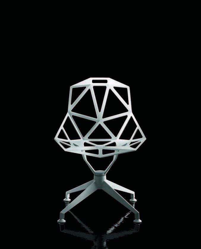 Weißer Chair One Stuhl von Magis mit geometrischer Sitzfläche und Viersternfuß auf schwarzem Hintergrund.