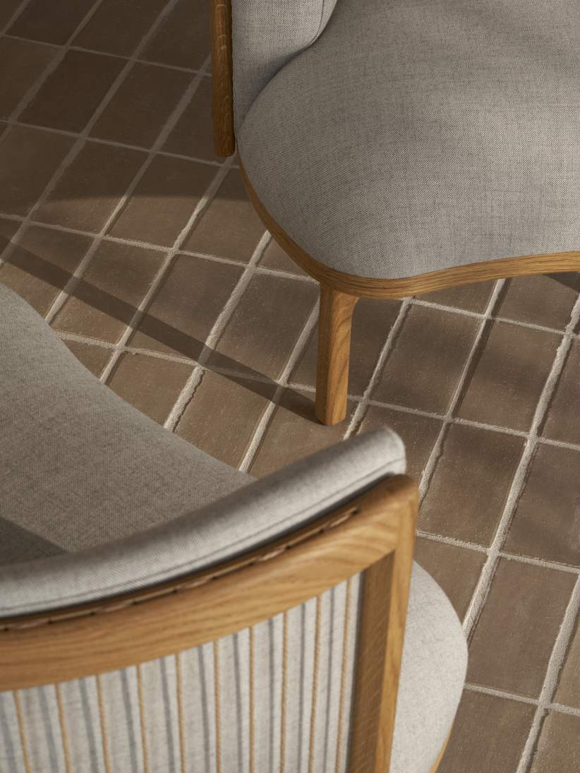 Detailaufnahme: RF1904 Sideways Lounge Chair Sessel von Carl Hansen & Søn, hellgrauer Stoffbezug, Holzrahmen.