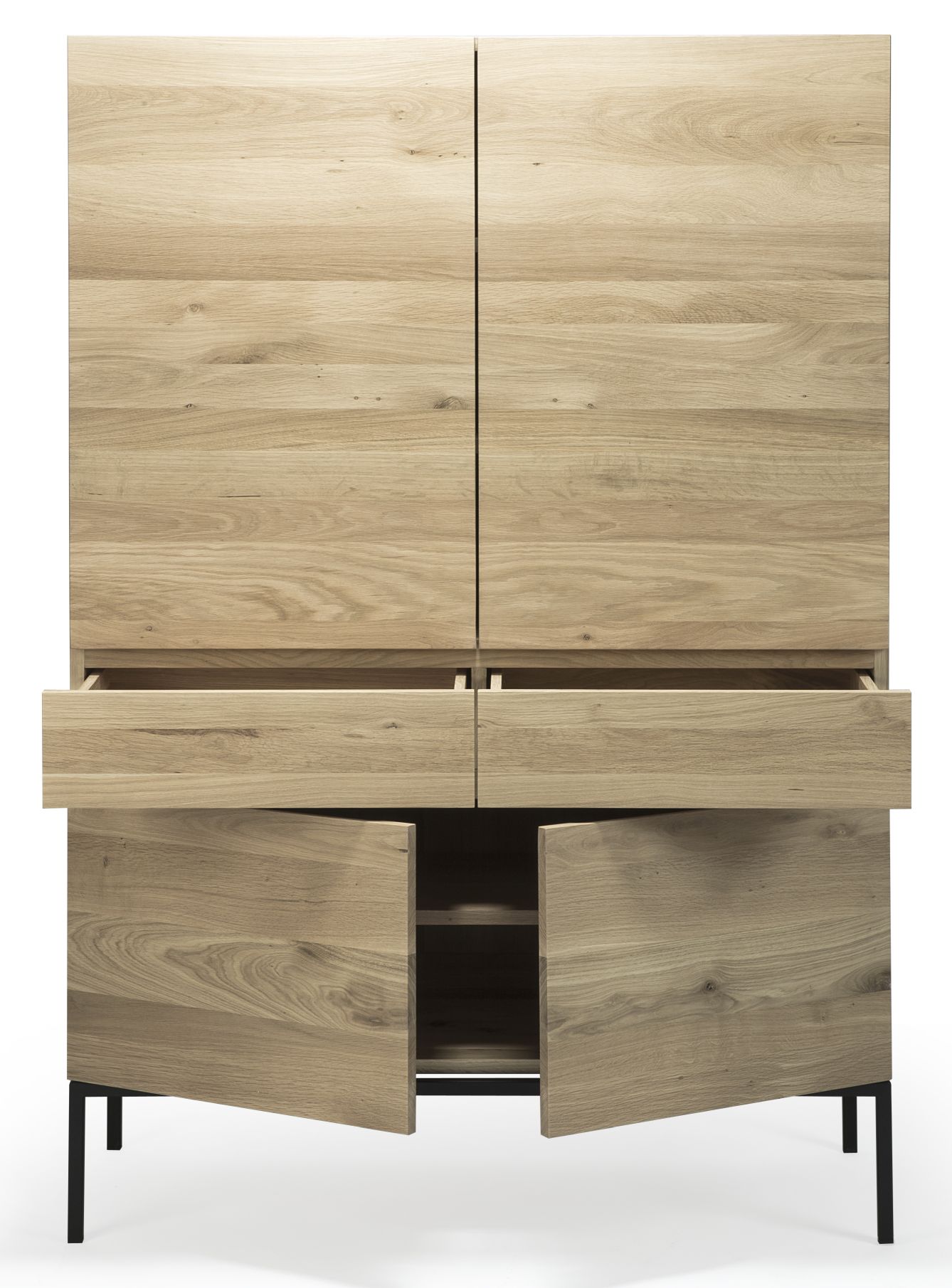 Ligna Hochschrank Eiche Ethnicraft: Moderner Schrank aus Eichenholz mit Schubladen und offenen Türen.