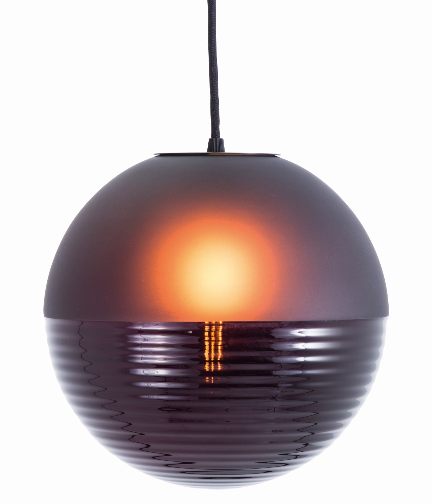 Stellar Pendelleuchte von Pulpo: Runde Hängelampe in dunklem Violett mit geriffelter Oberfläche.
