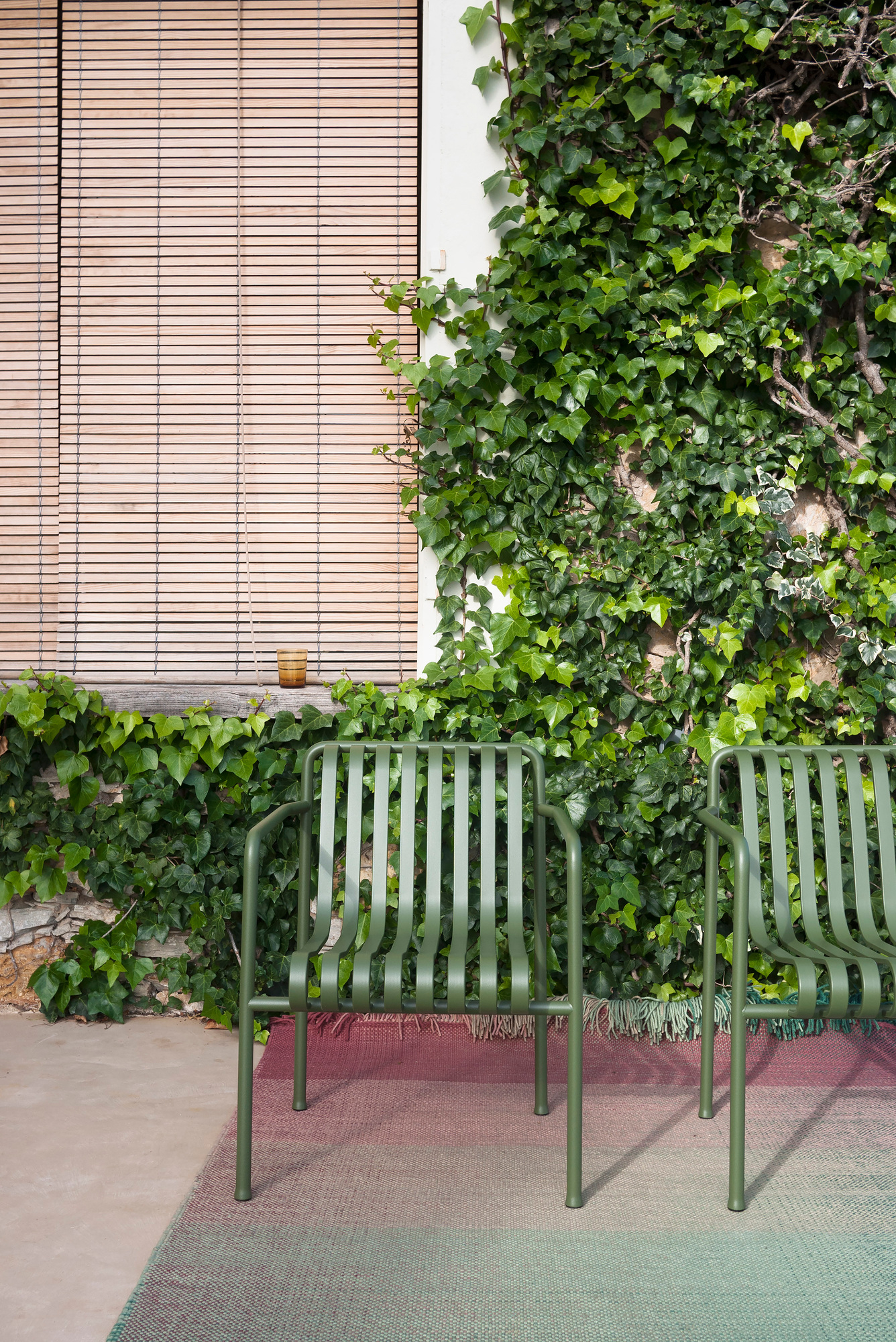 Nanimarquina Shade Outdoor Teppich, 170x240 cm, Palette 4. Outdoor Teppich mit Farbverlauf und zwei Stühlen.