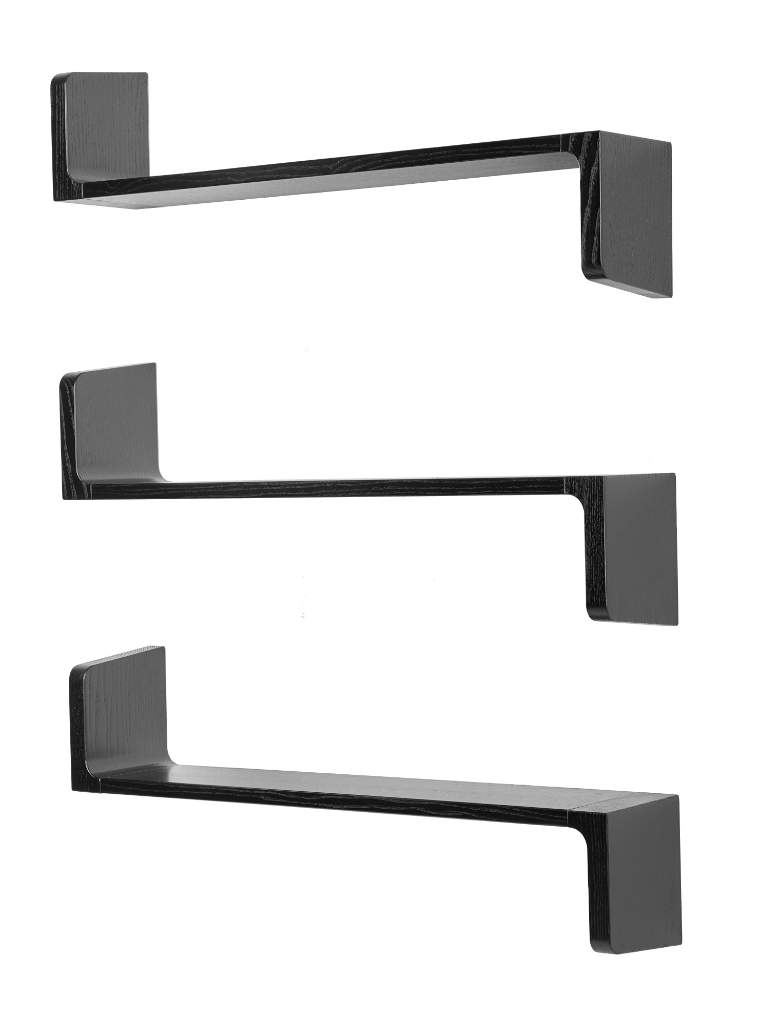 Drei schwarze Ulna Regalböden von Schönbuch, minimalistisches Design für moderne Wandgestaltung und stilvolle Aufbewahrung.