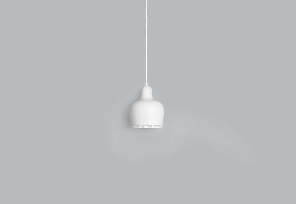 Weiße A330S Golden Bell Pendelleuchte von Artek, modernes Design für Wohnzimmer und Esszimmer.