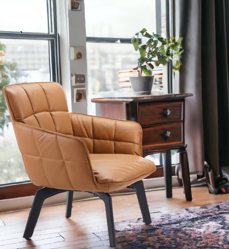 Brauner Marla Sessel von Freifrau Manufaktur mit Rautenmuster und schwarzem Fußgestell vor Fenster.