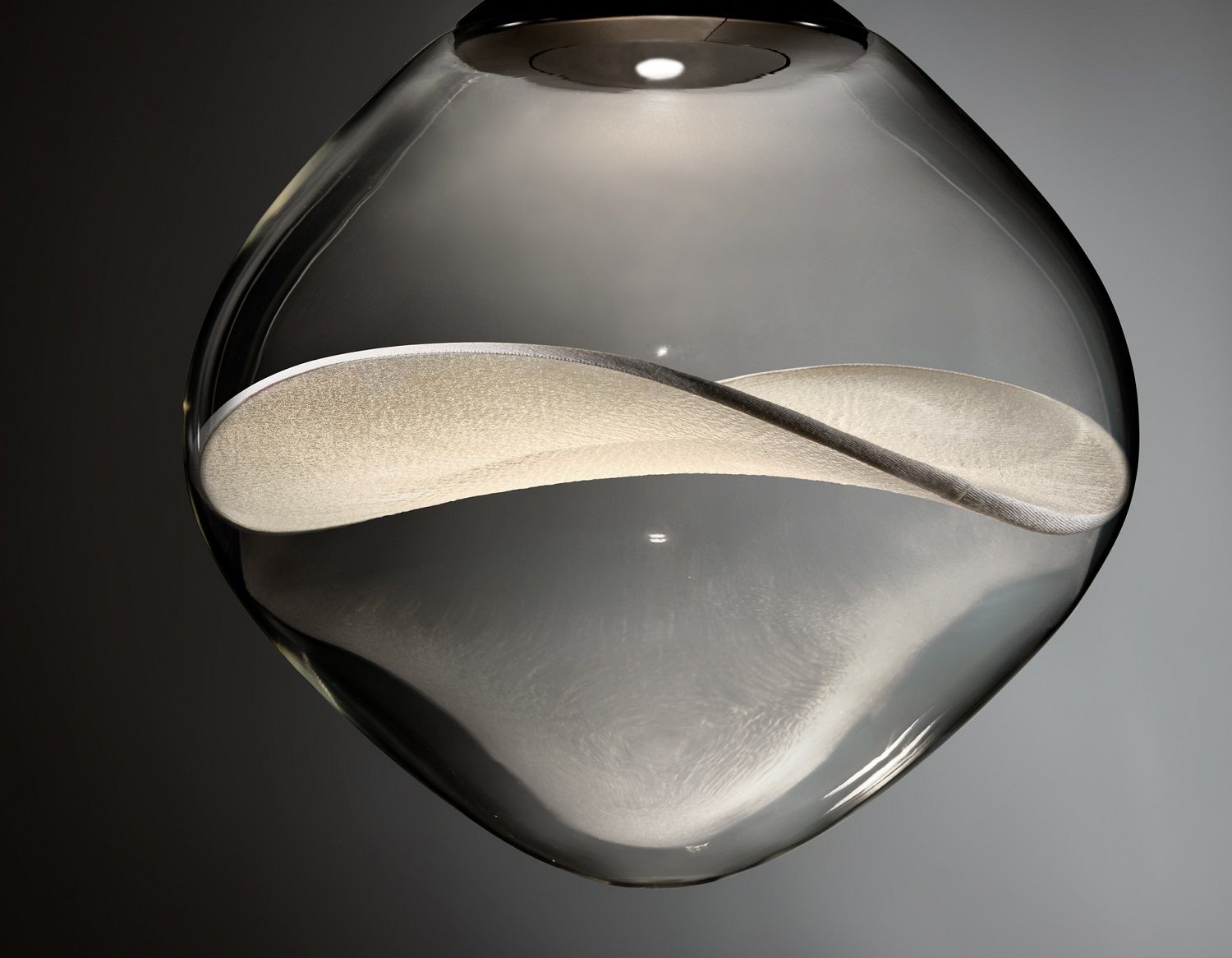 Aether Pendelleuchte: Moderne Hängelampe mit geschwungener Form und sanftem Licht. Designerleuchte für stilvolle Innenräume.