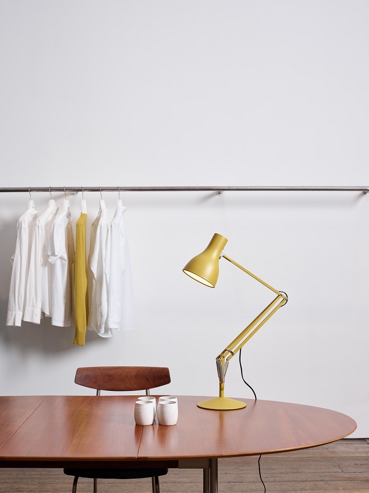 Anglepoise Type 75 Schreibtischlampe Margaret Howell Edition in Gelb Ochre auf einem Holztisch.