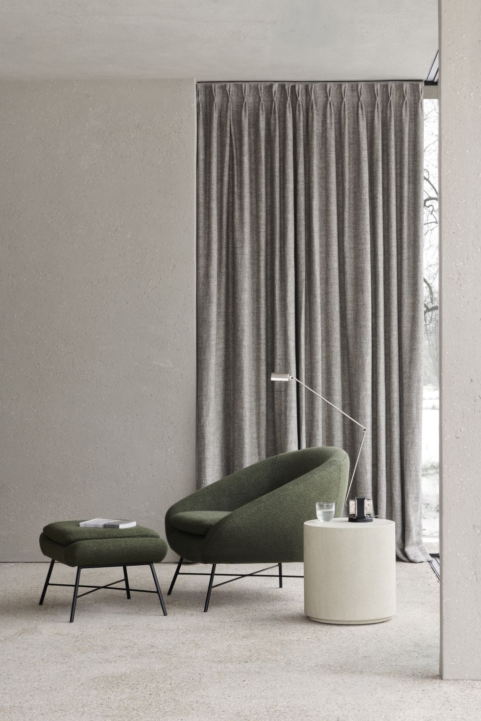 Barrow Polsterhocker von Ethnicraft in Grün mit passendem Sessel und Beistelltisch.