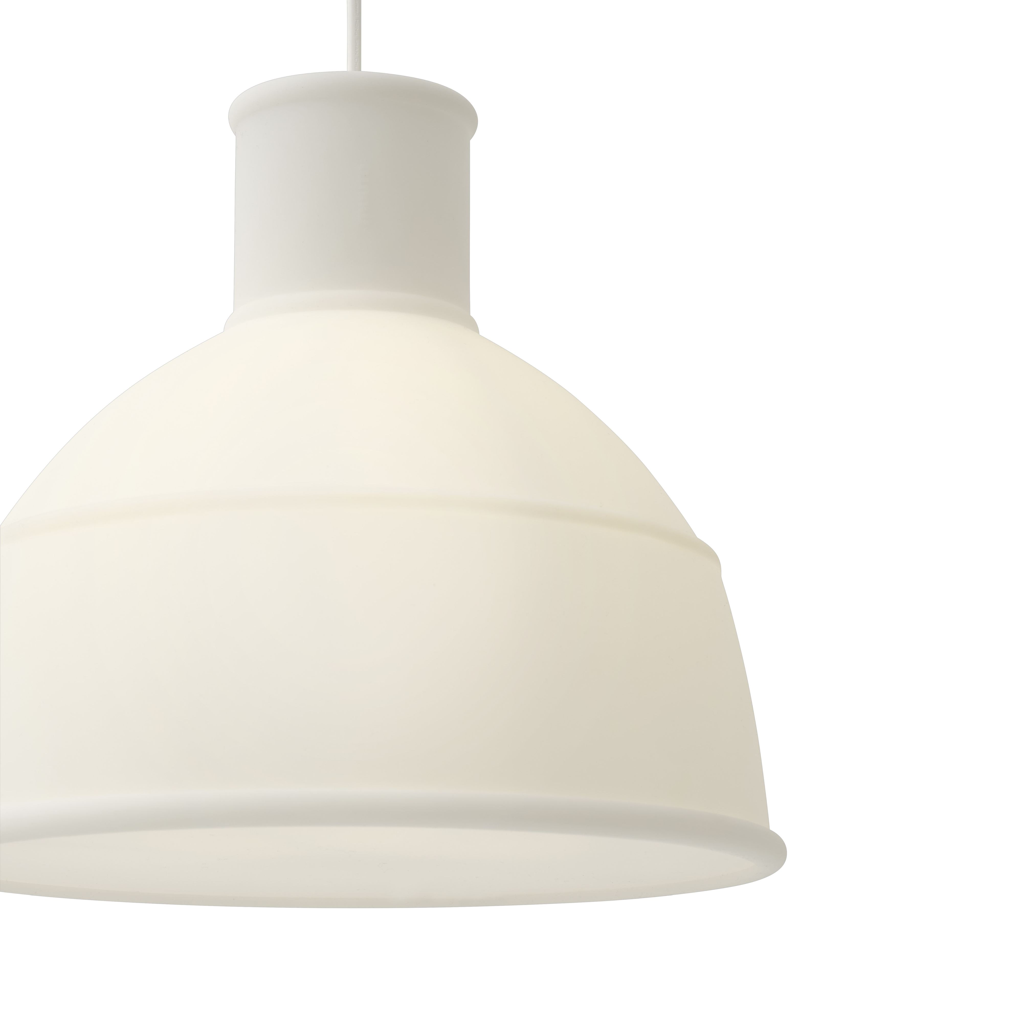 Nahaufnahme der Muuto Unfold Pendelleuchte in transluzentem Weiß, moderne Hängelampe für Wohnzimmer und Essbereich.