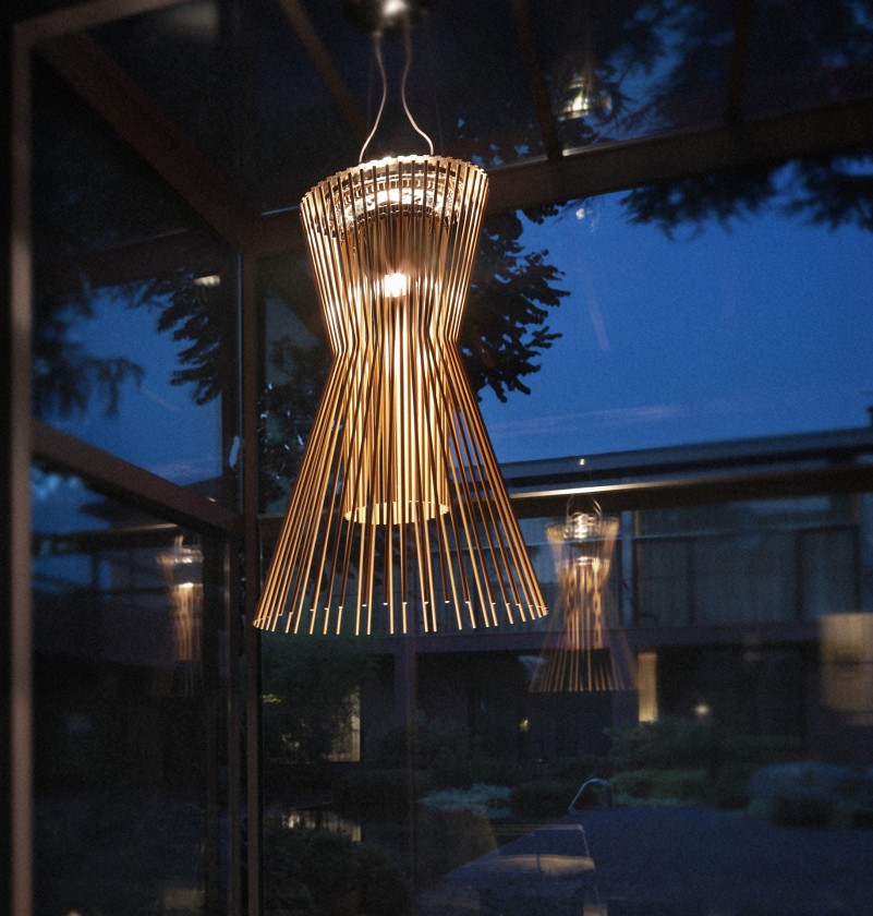 Allegretto Vivace Pendelleuchte von Foscarini, modernes Design mit filigranen Metallstäben und warmem Licht.