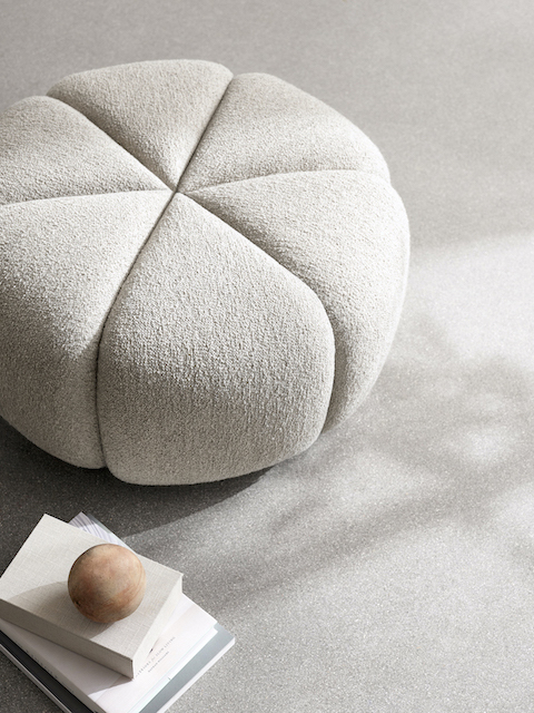 Off White Vipp Pouf Hocker aus Stoff, detailreiche Nahaufnahme, Sitzmöbel für Wohnzimmer und Lounge.