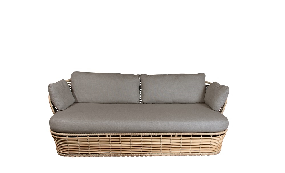 Basket Outdoor Sofa von Cane-Line: 2-Sitzer Gartensofa aus Rattan mit grauen Kissen.