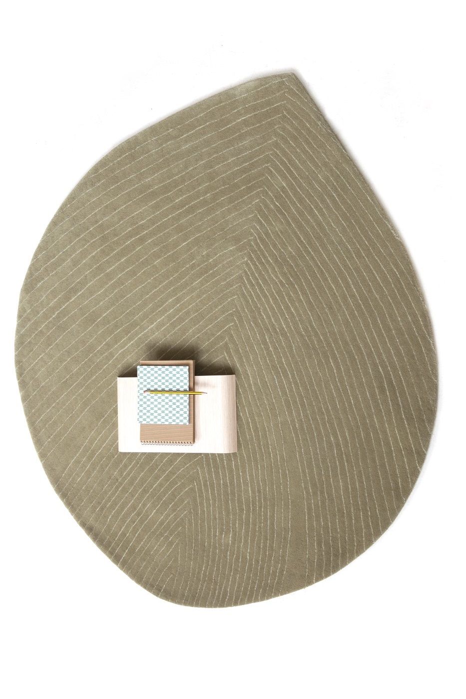 Nanimarquina Quill Teppich, 124x142 cm, blattförmig, beige mit feinen Linien, modernes Design.