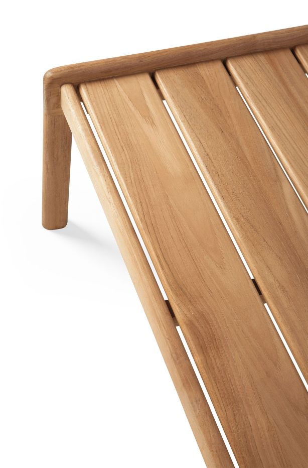 Detailaufnahme des Ethnicraft Jack Couchtischs aus Teakholz für den Außenbereich.