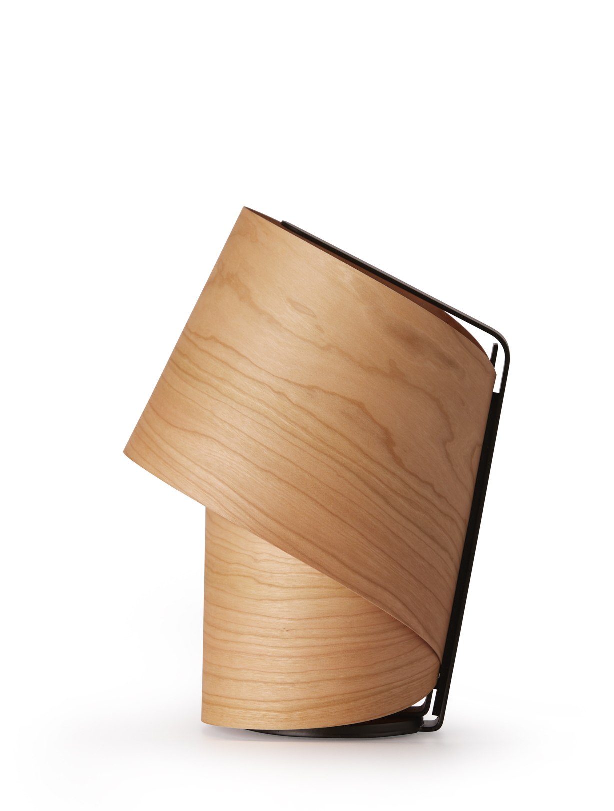 Tiny Tischleuchte von LZF Lamps aus Holzfurnier und schwarzem Metallgestell, modernes Design für Nachttisch oder Schreibtisch.