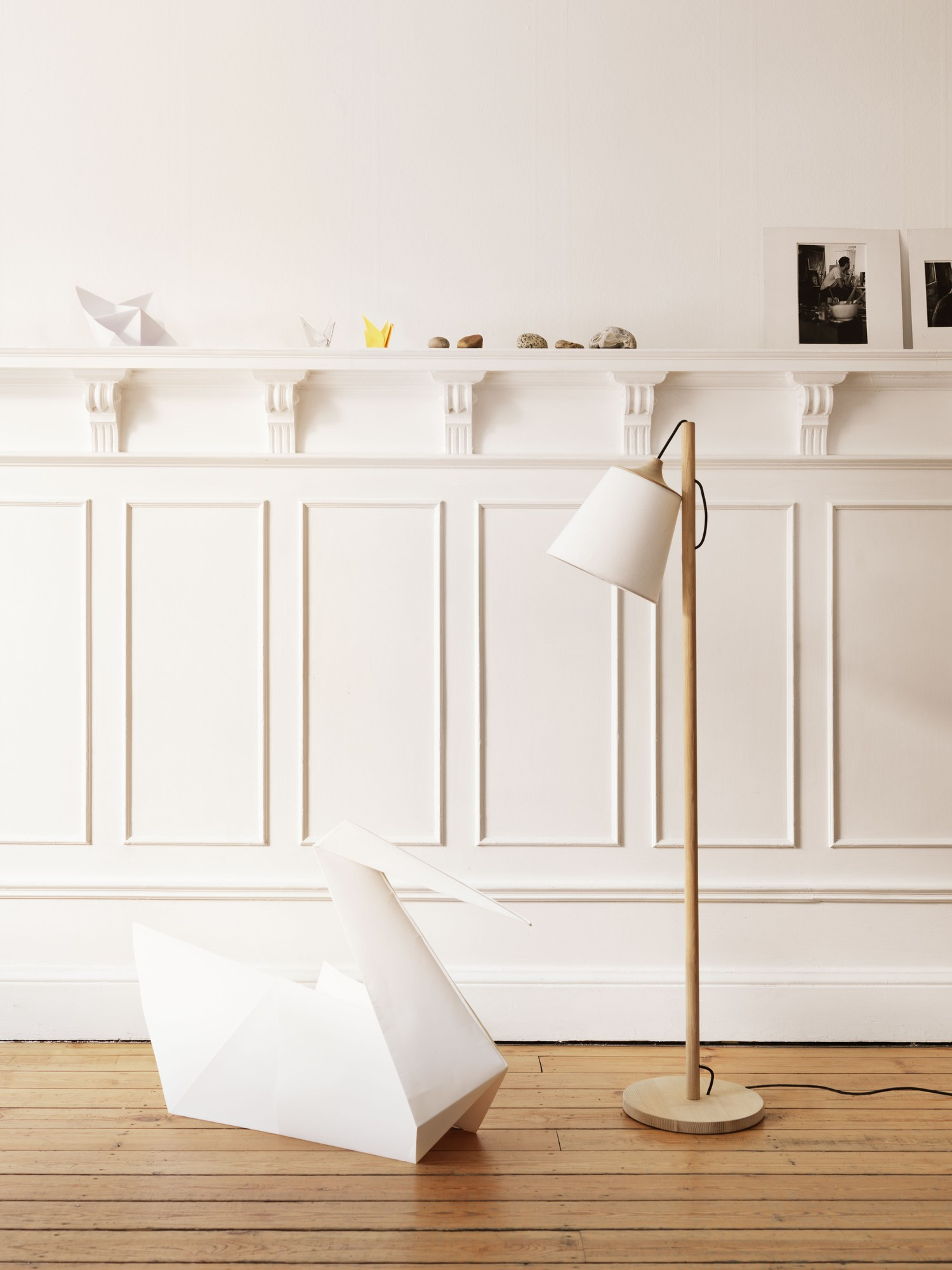 Helle Muuto Stehleuchte "Pull Floor Lamp" aus Holz und Stoff in minimalistischem Interieur.