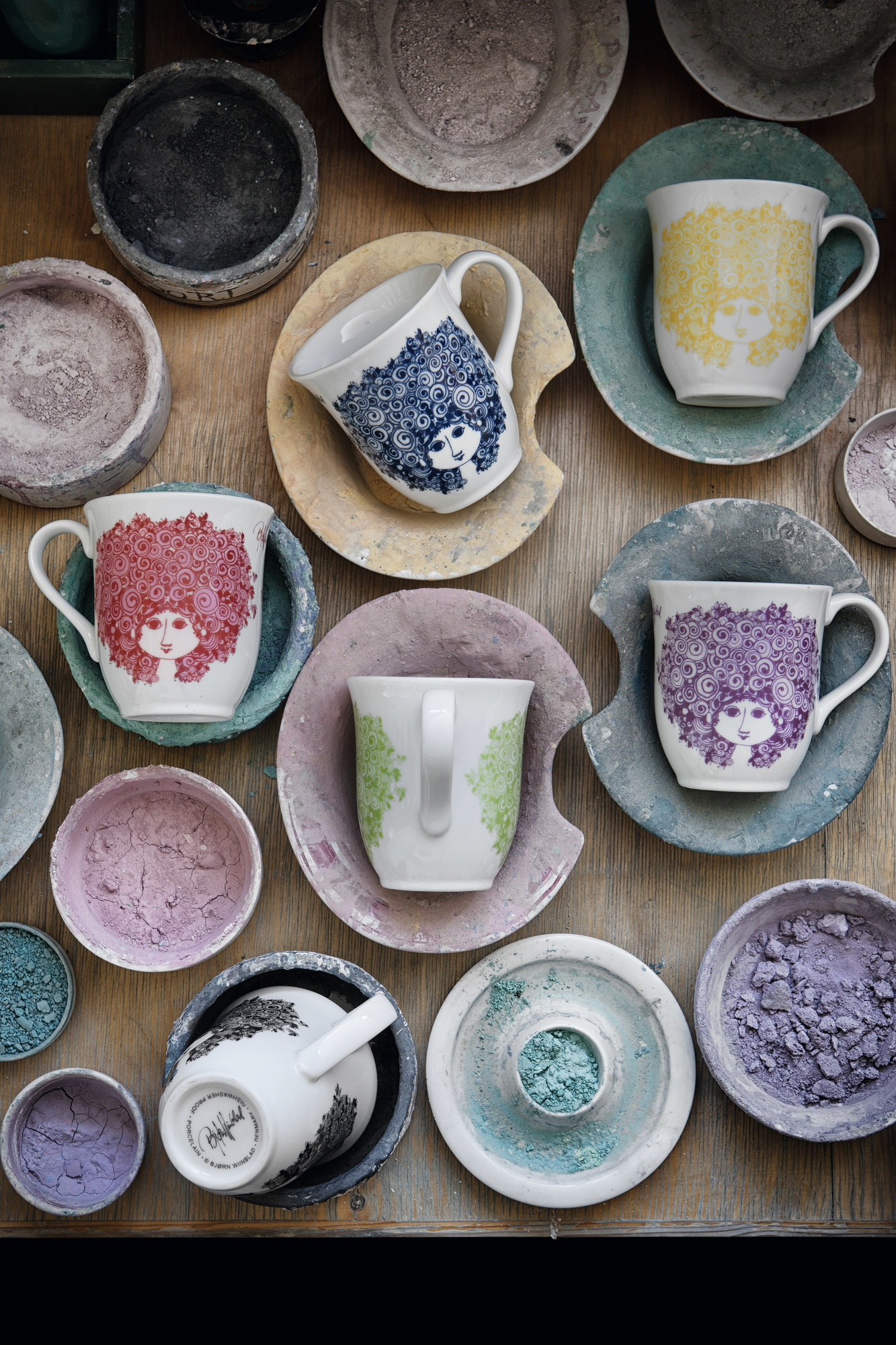 Rosalinde Becher schwarz Bjorn Wiinblad, Einzelstück. Keramik Tasse mit Gesicht und dunklen Haaren.