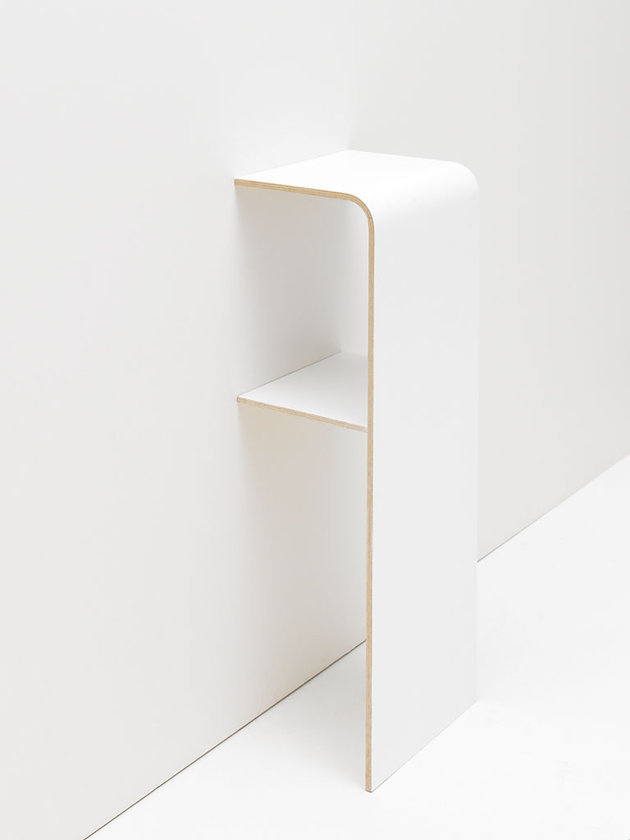 Weißes Find Regal von Tojo, minimalistisches Design mit zwei Ablageflächen, ideal für kleine Räume.