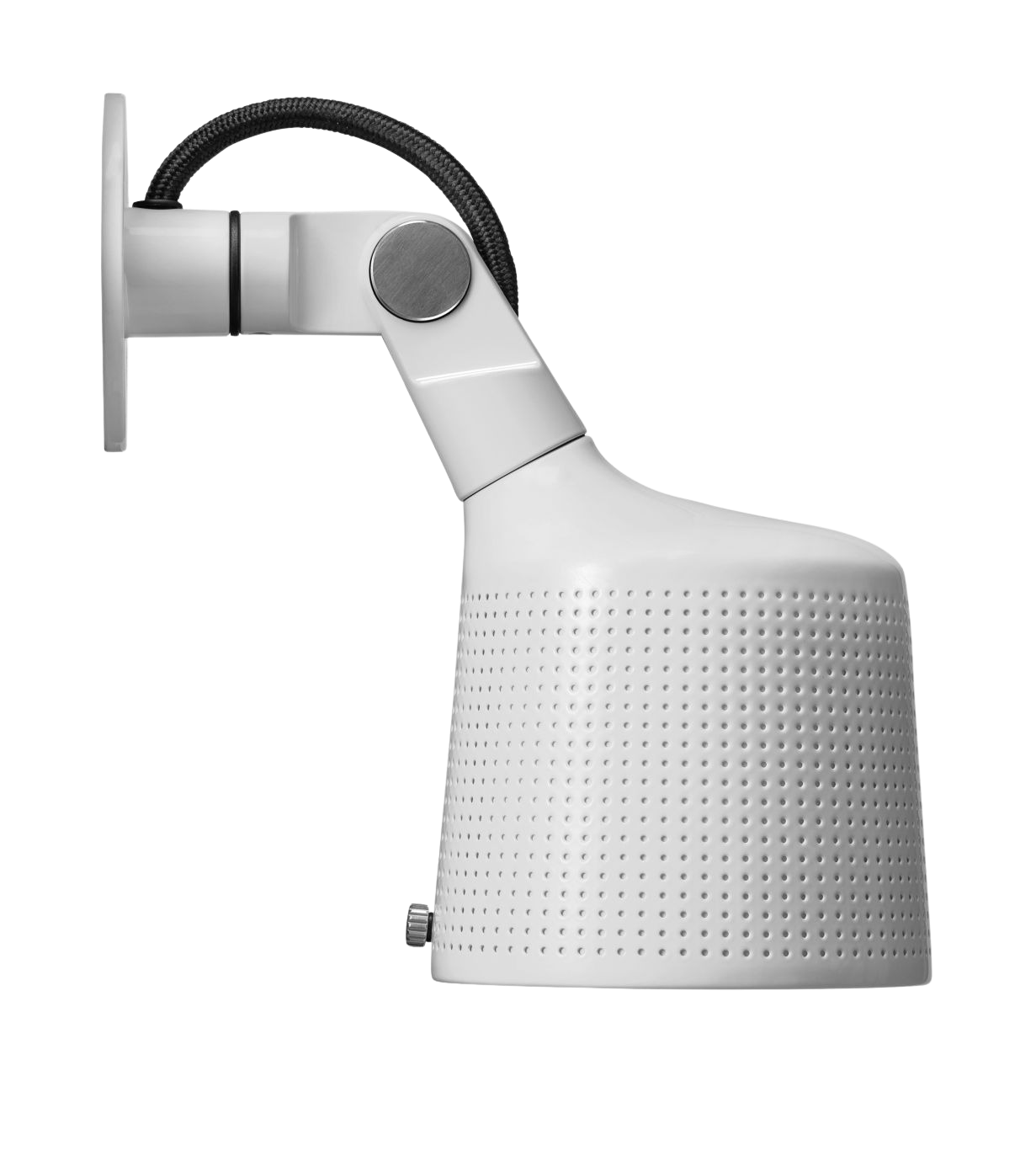 Nahaufnahme der weißen Vipp Wandleuchte mit perforiertem Lampenschirm und schwarzem Kabel vor schwarzem Hintergrund.