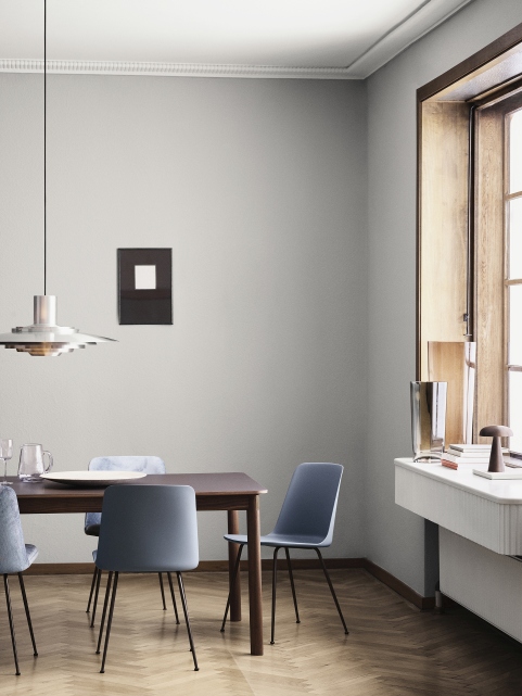 AndTradition Esstisch Patch HW1/HW2 mit blauen Stühlen in einem hellen Esszimmer. Moderner Tisch für Essbereich.