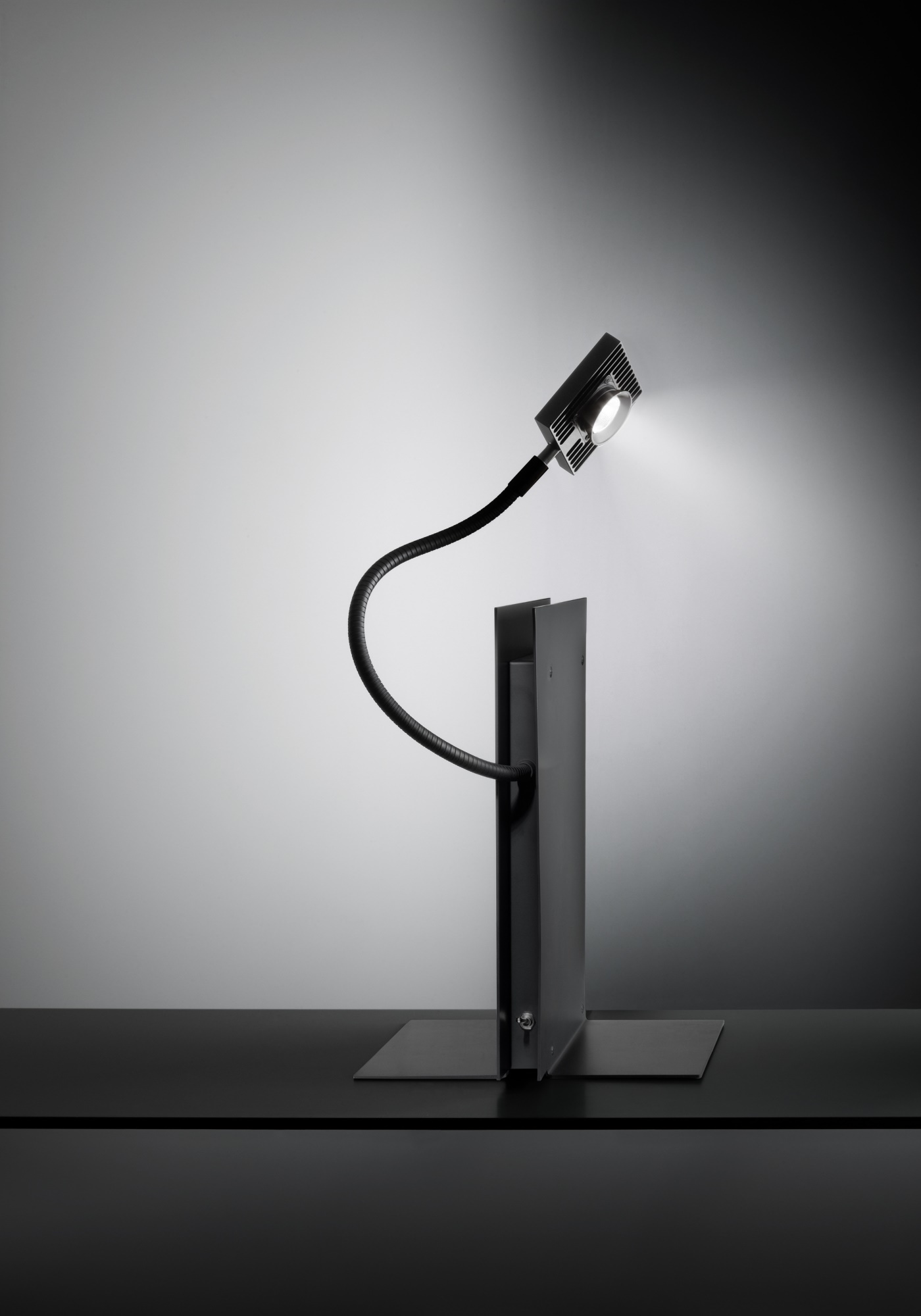 LED's Oskar Regalleuchte von Ingo Maurer, flexible LED Lampe für Regale und Bücher.