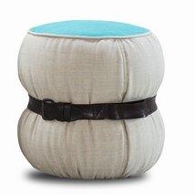 Chubby Chic Hocker von Moroso Diesel, runder Sitzhocker mit blauem Kissen und schwarzem Gürtel.