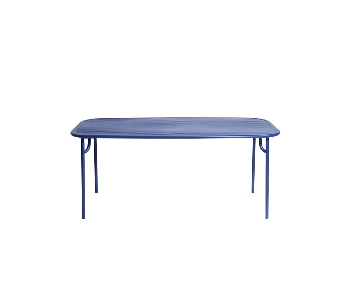 Blauer Petite Friture Week-End Rectangle Table, ein moderner Gartentisch mit gerippter Tischplatte und minimalistischem Design.