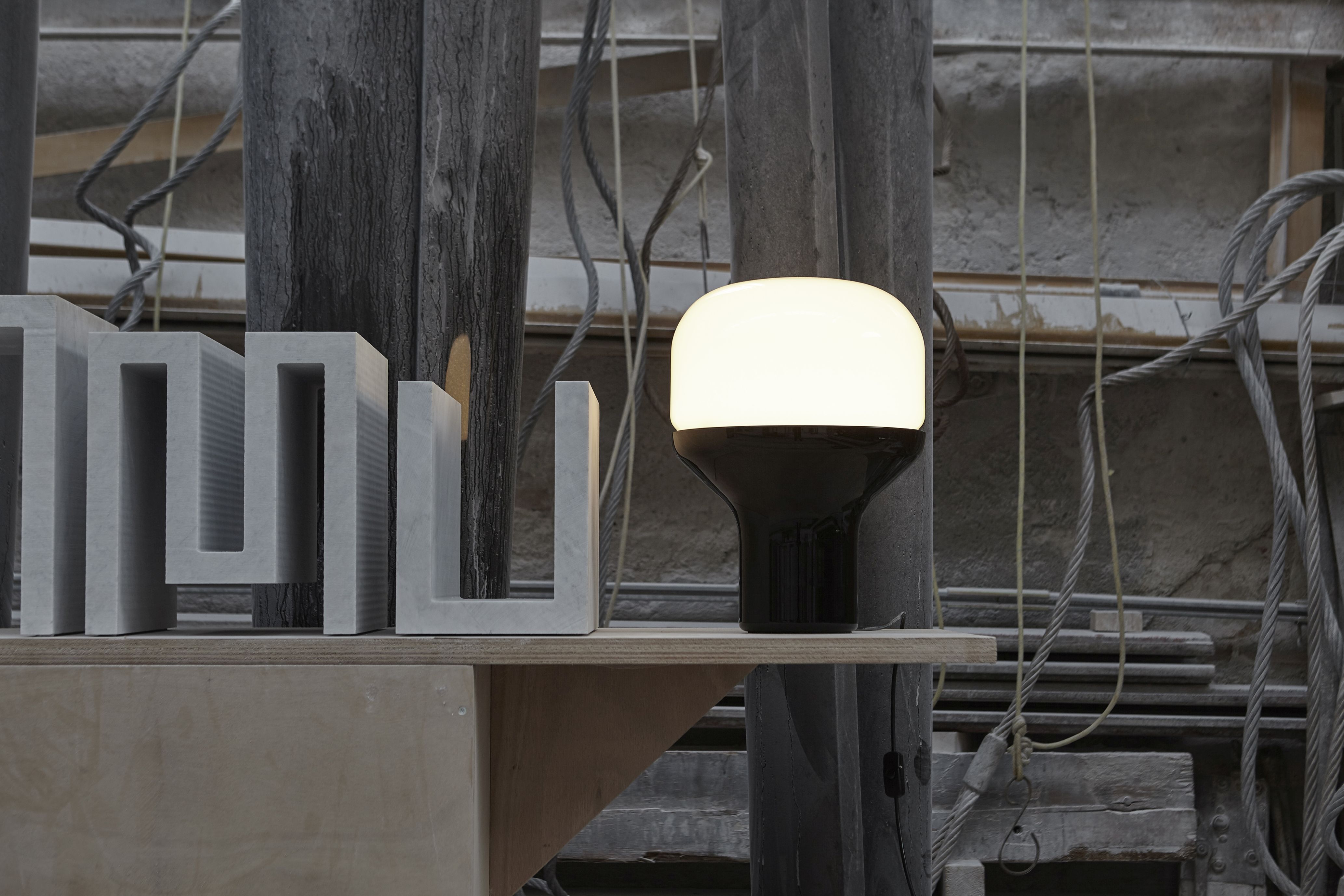 Nahaufnahme der Martinelli Luce Tischleuchte: Modernes Design mit warmem Licht für Wohnraum und Büro.