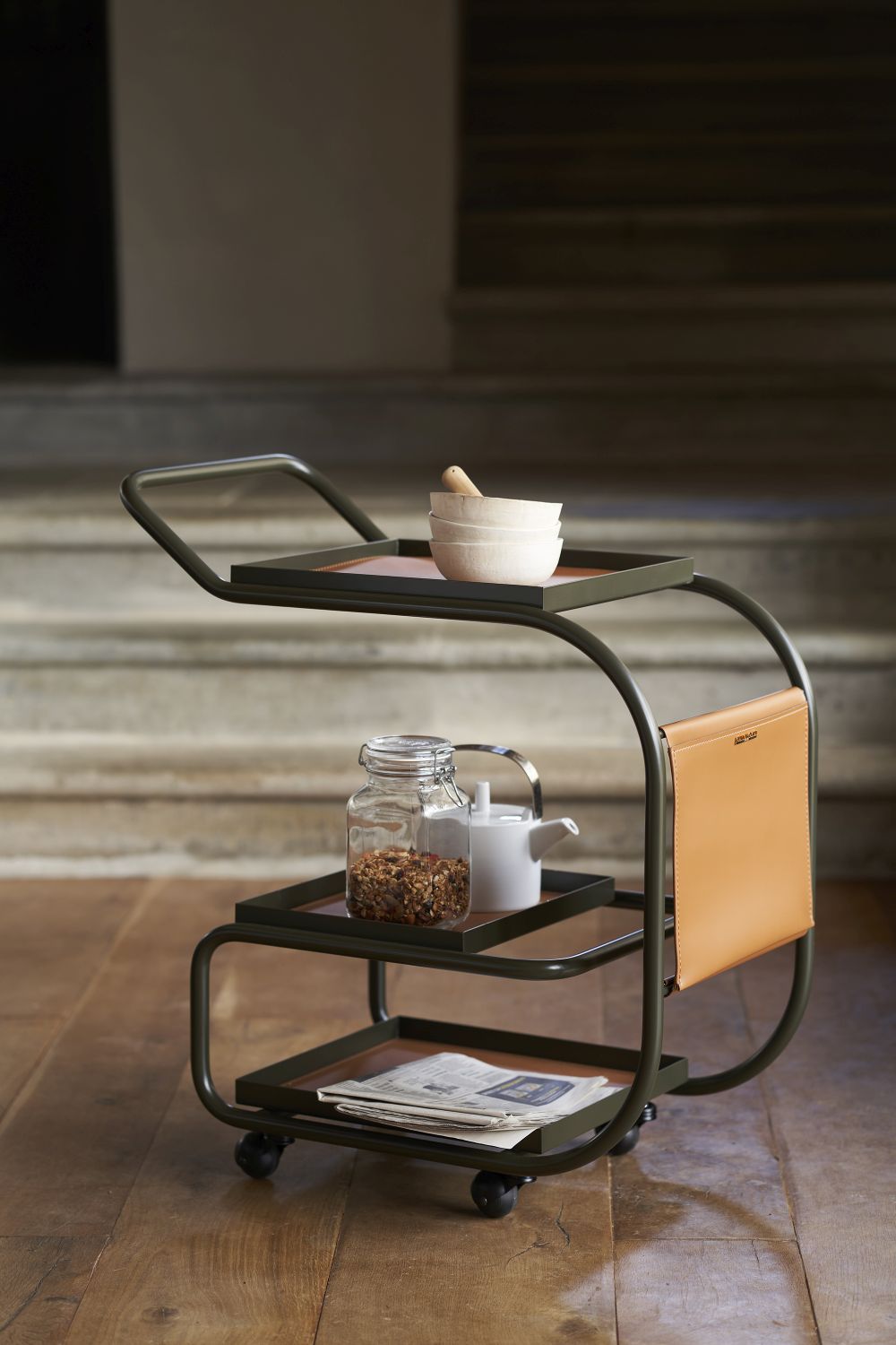 Zenzero Servierwagen in Dunkelgrün von Opinion Ciatti mit drei Ablagen und Lederdetail.