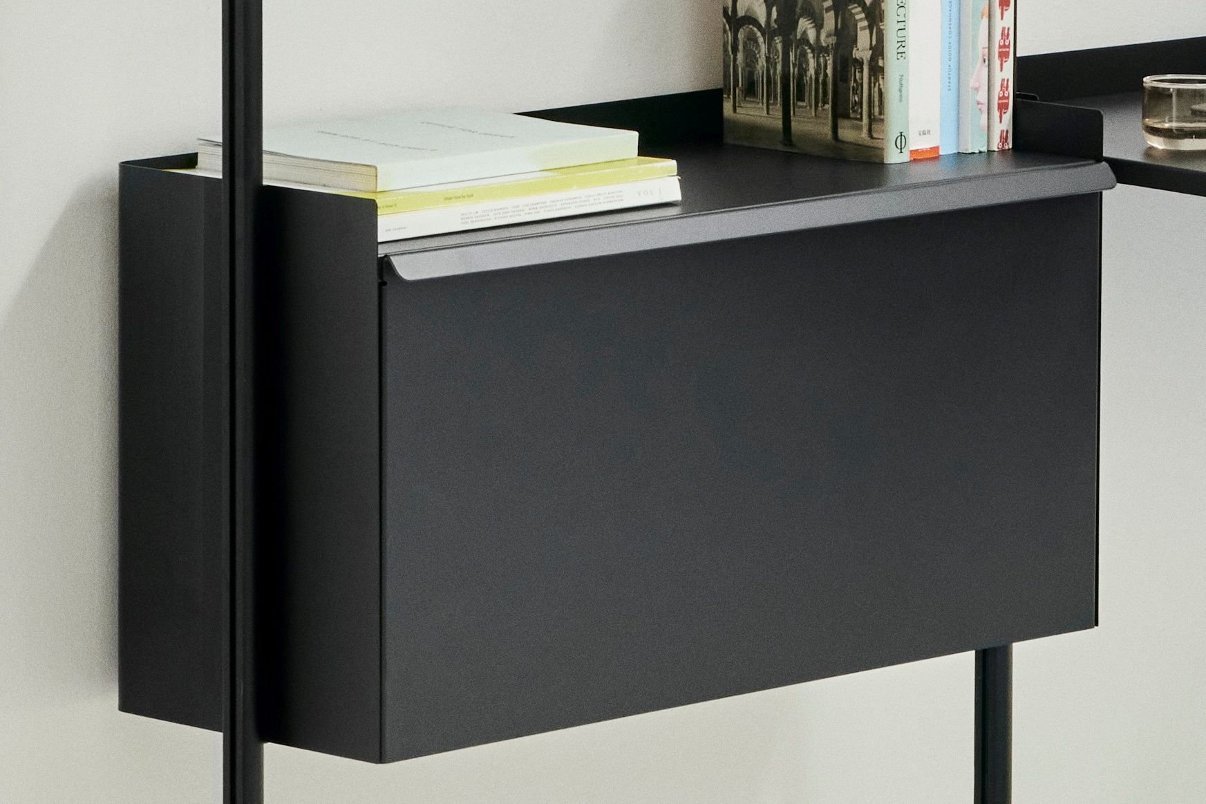 Detailaufnahme des Pier System Regals von Hay, 3-spaltig, in Weiß und Aluminium.