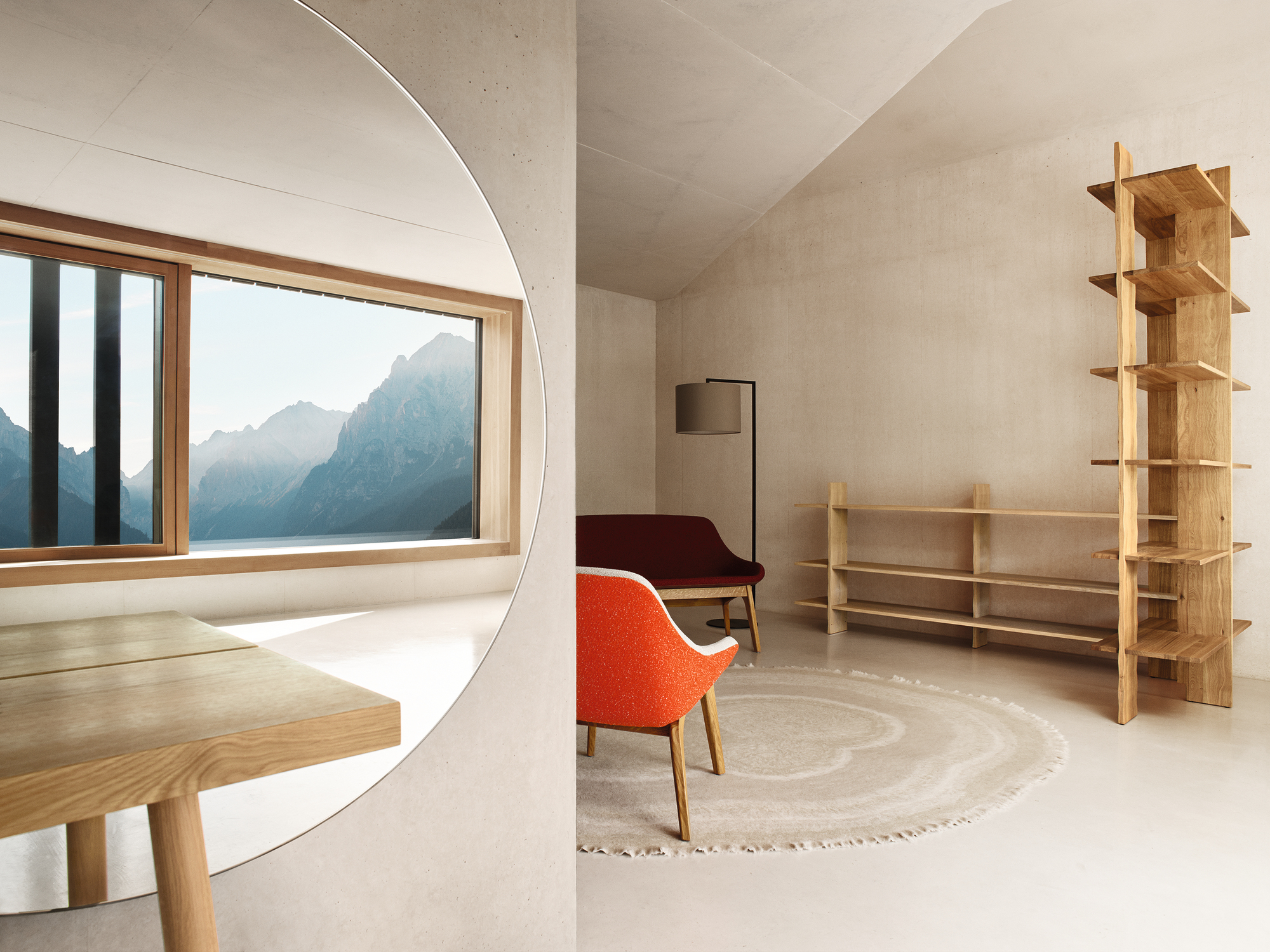 Read Noon Stehleuchte Lichtgrau: Moderne Stehlampe im minimalistischen Wohnzimmer mit Holzregal und Designermöbeln.