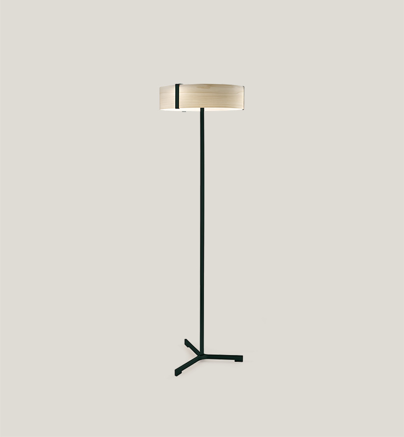 Thesis Floor LED Stehleuchte von LZF Lamps mit Holzschirm und schwarzem Metallfuß.
