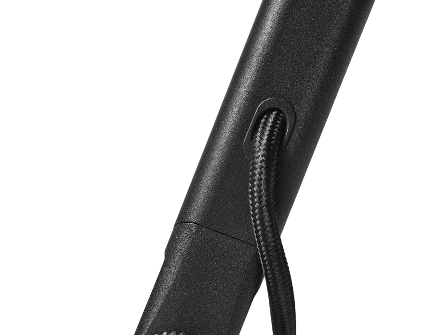 Detailaufnahme der schwarzen Vipp Wandlampe mit Textilkabeldurchführung für stilvolle Innenbeleuchtung.