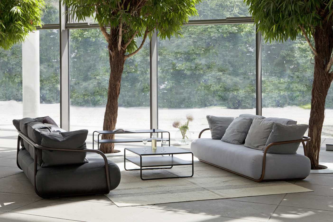 Moderner Thonet Couchtisch B 20 a/1 mit Ablage im Wohnzimmer mit Sofa und Sesseln.