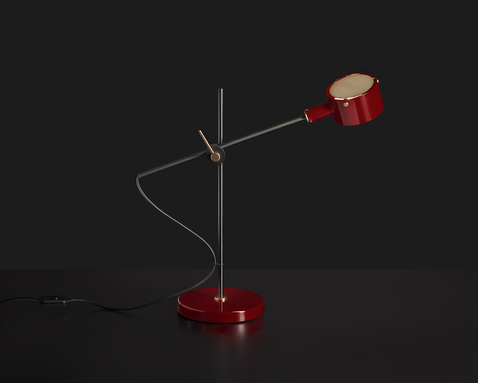 Rote G.O. 252 Tischleuchte von Oluce: Moderne Schreibtischlampe mit verstellbarem Arm und elegantem Design.