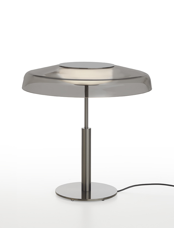 Dora Tischleuchte von Oluce: Moderne Designleuchte mit grauem Schirm und Metallfuß für Wohnraumbeleuchtung.