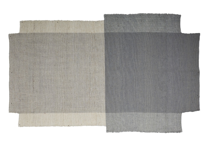 Nobsa Teppich, kleines Modell, Verkehrsgrau und Beige: Detailansicht des gewebten Teppichs.