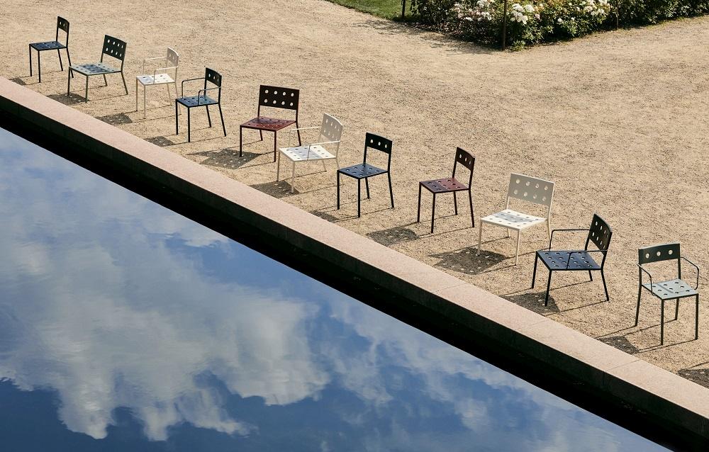 Reihe von Hay Balcony Outdoor Stühlen in verschiedenen Farben am Pool. Gartenmöbel.