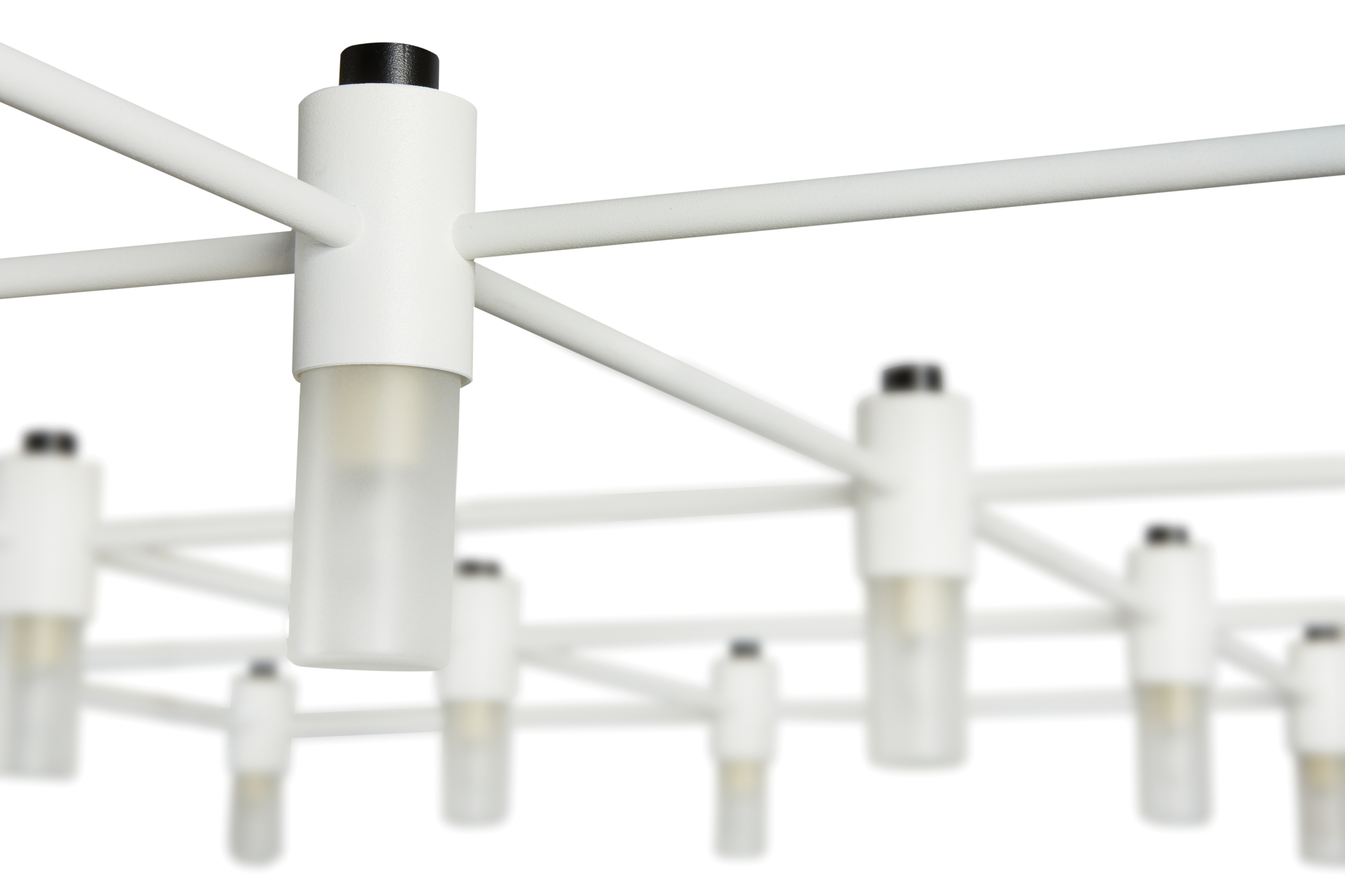 Detailaufnahme der modernen Quadrante Pendelleuchte mit weißem Gestell und zylindrischen Lampenschirmen.