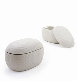 Weiße Magis Aufbewahrungsbox "El Baúl" mit Deckel, geriffelte Oberfläche, moderne Aufbewahrung für Wohnraum und Büro.