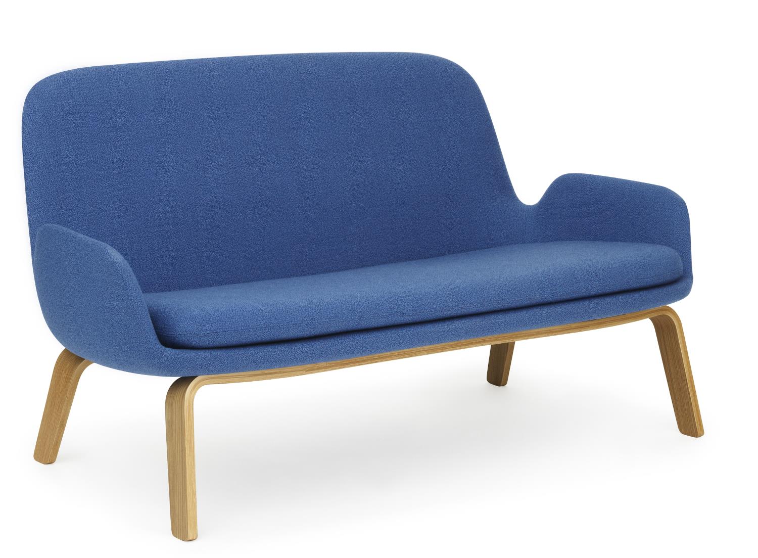 Blaues Era Sofa von Normann Copenhagen mit Holzgestell, modernes skandinavisches Design.