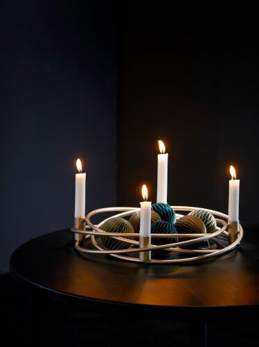 Eleganter Adventskranz von Philippi, Modell Bergamo, mit vier brennenden Kerzen und dekorativen Kugeln.